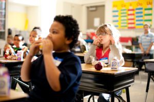 Elementaire leerlingen eten hun ontbijt in de klas zonder honger, Oklahoma